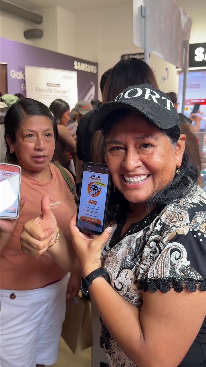 Asistente feliz mostrando su puntaje